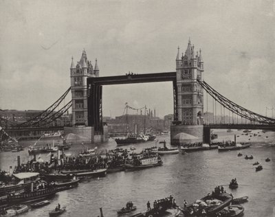 Tower Bridge, sett østover (s/h-bilde) av English Photographer