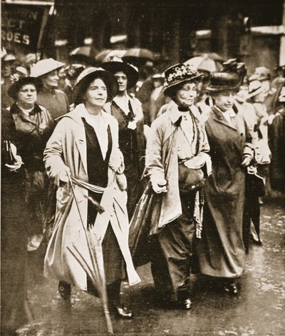 Kvinnenes 'Right to Serve'-demonstrasjon: Mrs. Pankhurst and Friends, fra 'The Illustrated War News' av English Photographer