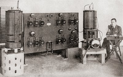 Den første kringkastingssenderen opererte i Storbritannia, installert ved Marconi Works, Chelmsford, i 1919 og 1920, fra The Story of Twenty Five Years, utgitt 1935 av English Photographer