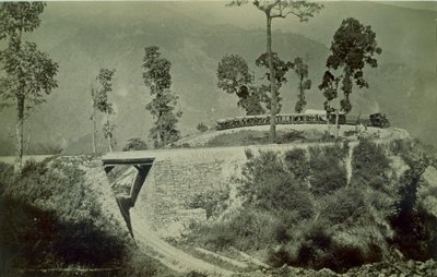 Løkken ved Agony Point ved Tindharia på Darjeeling Himalayan Railway, 1880-tallet (albumintrykk) av English Photographer