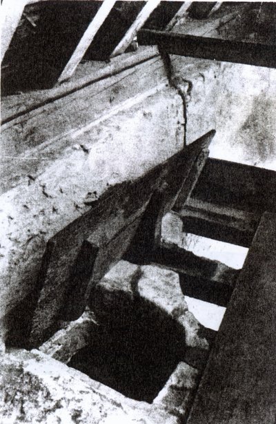 Prestene gjemmer hull i en trapp i Sawston Hall designet og laget av jesuittmartyren og helgenen Nicholas Owen, ca. 1935 av English Photographer