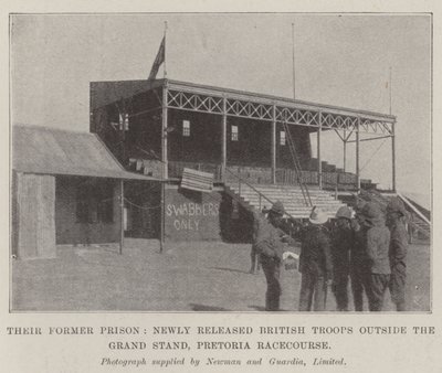 Deres tidligere fengsel, nylig løslatte britiske tropper utenfor Grand Stand, Pretoria Racecourse av English Photographer