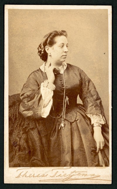 Therese Tietjens, portrett (s/hvitt foto) av English Photographer