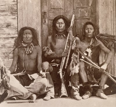 Three Indian Braves, fotografert av Royal Engineers på den førti-niende parallellen (sepia-bilde) av English Photographer