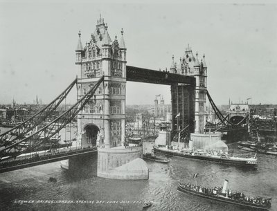 Tower Bridge på dagen for åpningen, 1894 av English Photographer