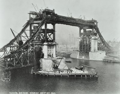 Tower Bridge under bygging, 1892 av English Photographer