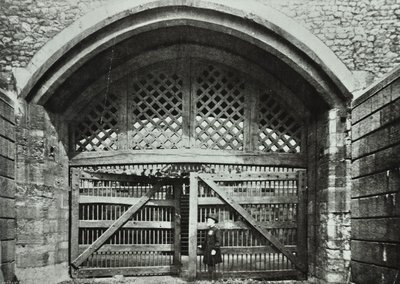 Tower of London, Tower Hill: Traitors Gate, 1890 av English Photographer