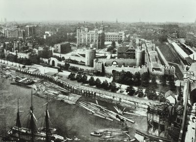 Tower of London, Tower Hill: fra Tower Bridge, 1890 av English Photographer