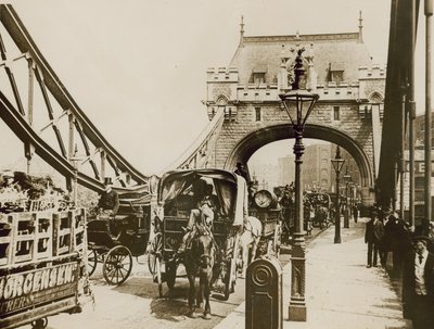 Trafikk passerer over Tower Bridge av English Photographer