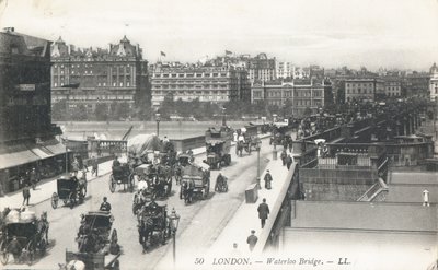 Trafikk passerer over Waterloo Bridge av English Photographer