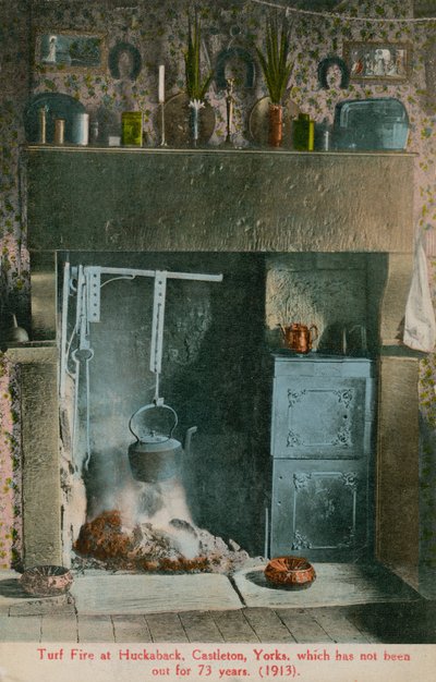 Torvbrann ved Huckaback, Castleton, Yorks, som ikke har vært ute på 73 år. Postkort sendt i 1913 . av English Photographer