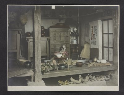 To barn spiser, inne i et hus, fotografialbum av Korea av English Photographer