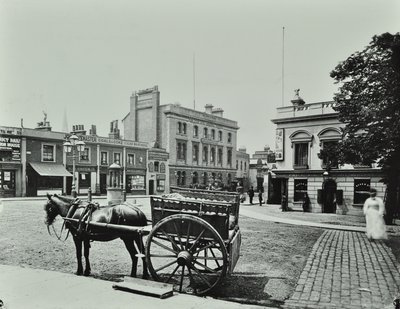 Upper Richmond Road, vest for Putney High Street, viser hestetrukne kjøretøy i forgrunnen, 1880 av English Photographer