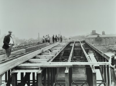 Vauxhall Bridge: riving, 1898 av English Photographer