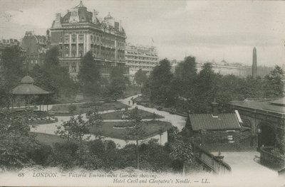Victoria Embankment Gardens, som viser Hotel Cecil og Cleopatras Needle, London av English Photographer