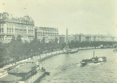 Victoria Embankment, Westminster LB: ser nordover fra Hungerford Bridge, 1895 av English Photographer
