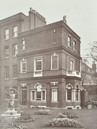 Utsikt over Clements Inn Garden House, 1885 av English Photographer