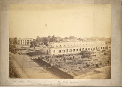 Utsikt over Old Dhaka College og Old Court Building, ca. 1875 (s/hvitt-bilde) av English Photographer