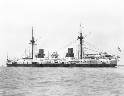 Utsikt over det jernkledde slagskipet HMS Inflexible (lansert 1876) avbildet etter konvertering til militærrigg i 1885 (s/hvitt-bilde) av English Photographer