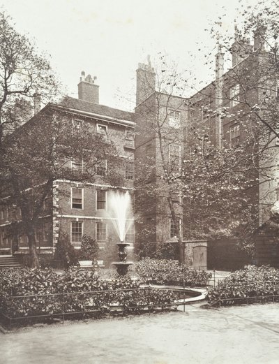 Utsikt over vannfontenen ved Middle Temple Fountain Court, London, 1884 av English Photographer