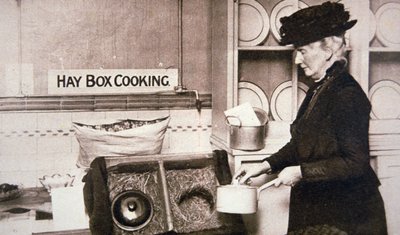 WWI British Home Front: Økonomisk matlaging med en Hay Box (s/h-bilde) av English Photographer
