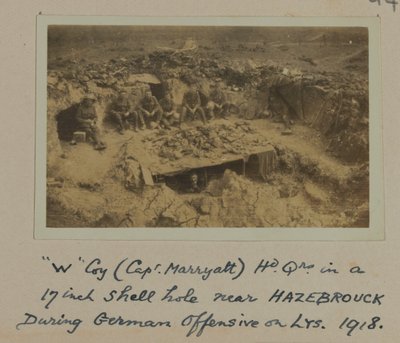 "W" Coy (Capt. Marryatt) Hd Qrs i et 17 tommers skallhull nær HAZEBROUCK under tysk offensiv på LYS, 1918 av English Photographer
