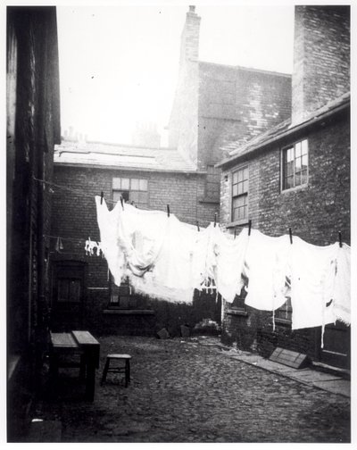 Vaskelinje i Eagle and Child Yard, Hunslet, Leeds, 13. mai 1896 av English Photographer