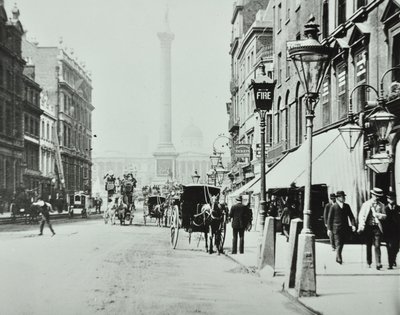 Whitehall, Westminster LB: Whitehall ser til Trafalgar Square, 1895 av English Photographer