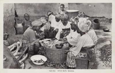Kvinner som skreller kolanøtter, Nigeria (s/hvitt-bilde) av English Photographer