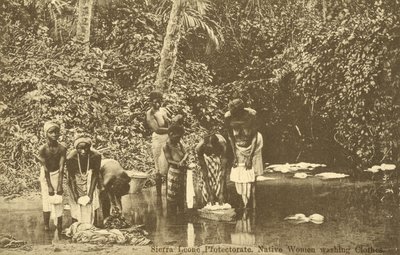 Kvinner som vasker klær i en elv, Sierra Leone (s/hv-bilde) av English Photographer