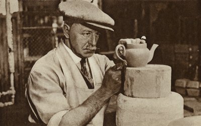 Arbeider som produserer en tekanne ved Royal Doulton-verkene, Stoke-on-Trent, Staffordshire (s/hv-bilde) av English Photographer
