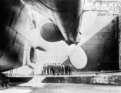 Arbeidere som står under en av propellene til Titanic, 31. mai 1911. av English Photographer