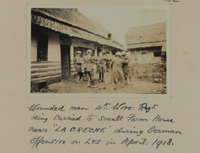 Sårede menn, 4., Worc: Regt. ble båret til et lite gårdshus nær "LA CRECHE" under tysk offensiv på LYS, april 1918 av English Photographer
