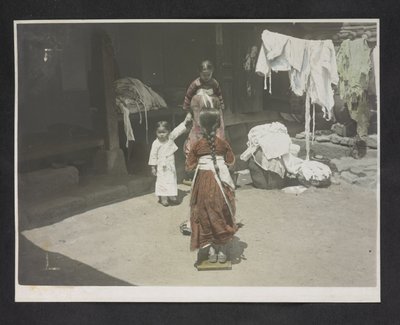Unge jenter, fotoalbum av Korea av English Photographer
