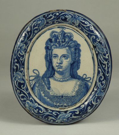 En Delft blå og hvit oval kongelig portrettplakett av dronning Anne, sannsynligvis London, ca. 1705 av English School