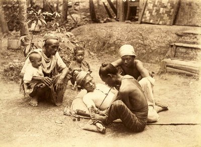 En Shan-mann blir tatovert, 1890 (sepia-bilde) av English School