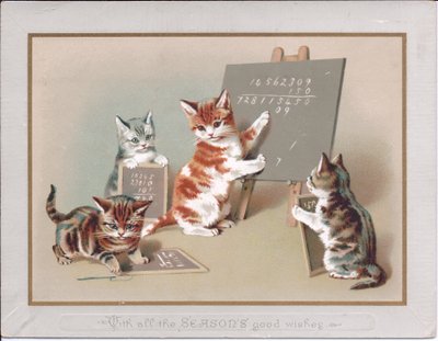 Eine viktorianische Grußkarte mit einem Kätzchen, das auf einer Tafel auf einer Staffelei schreibt, während zwei andere kleine Schiefertafeln in ihren Pfoten halten, um 1880 von English School