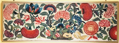 Et filt- og applikasjonspanel med broderte silkehøydepunkter som viser nelliker, tulipaner og andre blomster som renner over fra en kurv mot en malt ull i elfenben, ca. 1730-40 av English School