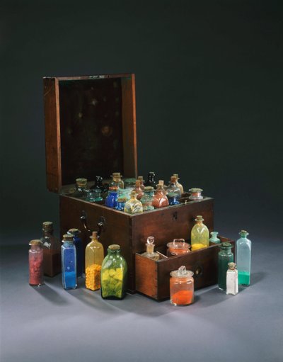 En mahognikunstners fargeboks, angivelig eid av John Adams fra HMS Bounty, som inneholder glassflasker med farget pigment (mahogni) av English School