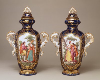 Et par Chelsea blåslipte, avsmalnende oviforme vaser og omslag som viser elskere blant trær, ca. 1765 av English School