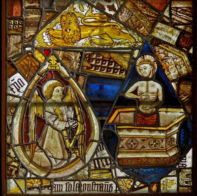Et panel i østvinduet som viser medynkighetens Kristus som stiger opp fra graven; også en musiker-engel med en harpe og St Marks-løve blant fragmenter av English School