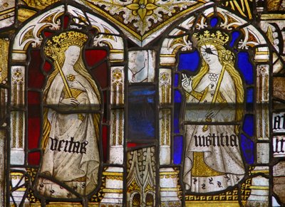 Et panel i østvinduet som viser Cardinal Virtues: Truth (Veritas) and Justice (Iustitia) av English School