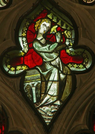 Et vindu i Lady Chapel som viser en musikerengel med bjeller av English School