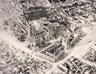Luftfoto av Ypres i 1915 etter første og andre slag ved Ypres, fra 