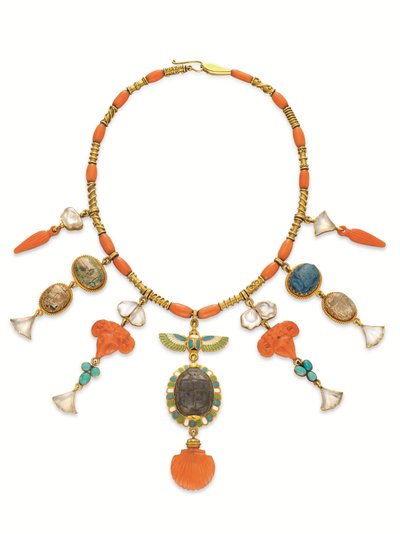 Et egyptisk revival-halskjede av koraller, flere edelstener og gull, ca. 1870-tallet (blandet teknikk) av English School