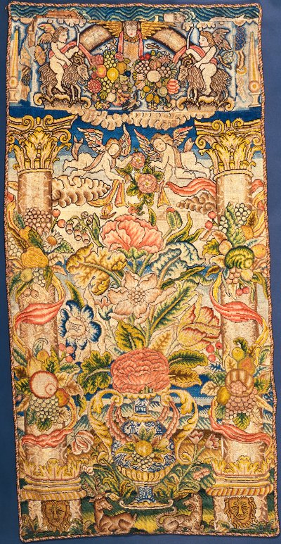 En brodert hengende i farget silke av English School