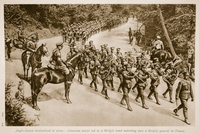 Anglo Saxon våpenbrorskap: Amerikanske tropper ledet av et britisk band som marsjerte forbi en britisk general i Frankrike, 1914-19 av English School