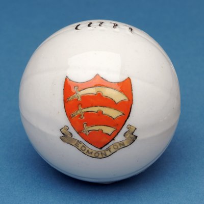Armorial suvenir miniatyrfotball med overføring av Edmonton-emblemet (keramikk) av English School