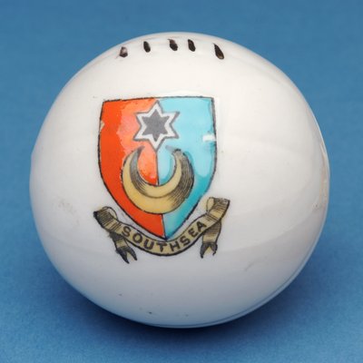 Armorial suvenir miniatyrfotball med overføring av Southsea-emblemet (keramikk) av English School