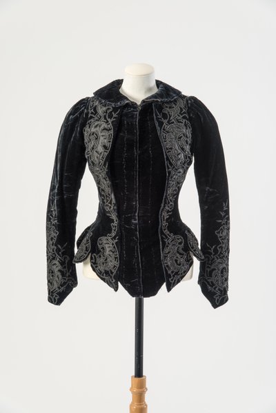 Svart fløyelsjakke brodert med påført svart silke og metallperler, sent på 1890-tallet (fløyel) av English School